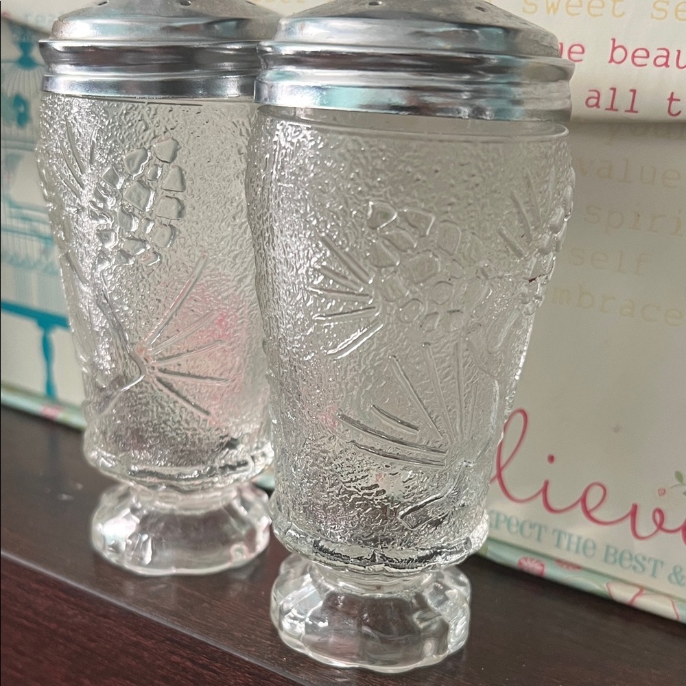 Premium Vintage Tiara Ponderosa Glass Salt and Pepper Shakers - Picture 2 of 6